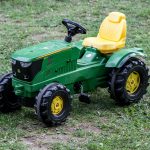 traktor-s-pedalmi